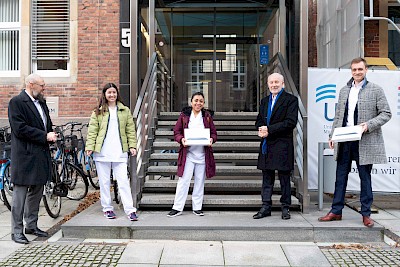 Im Bild von links: Pflegedirektor Thomas van den Hooven, Flora Elezaj, Abigail Rosales, Hermann Brück und Alexander Surma (NCC Guttermann)