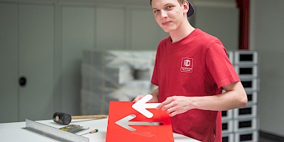 Lars, Schilder- und Lichtreklamehersteller