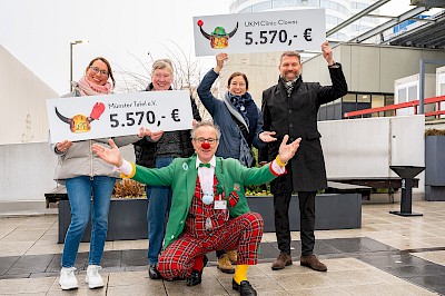 Freuten sich sehr über das tolle Ergebnis der Spendenaktion: (von links) Nina Brück, Frau H. Schomaker (Münster-Tafel e.V.), Clinic-Clown Christoph Gilsbach, Margarita Temming (Kulturbeauftragte UKM) und Oliver Brück