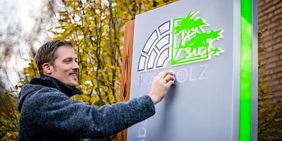 Heiko mit seinem Meisterstück – ein Werbepylon für das Garten- und Landschaftsbau-Unternehmen Kai Bolz