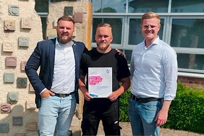 Von links: Maximilian Brück, Florian Joost und Marius Dalhoff freuen sich nach der Lossprechung gemeinsam.