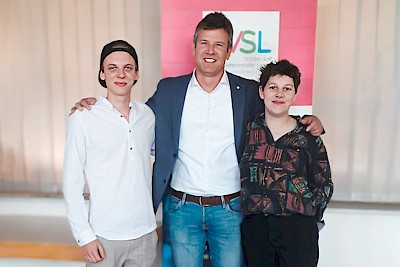 Christian Spiller gratuliert Jolina und Lars auf der Lossprechungsfeier in Dortmund.