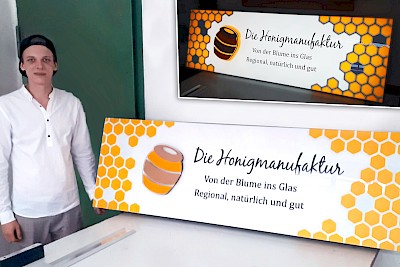 Lars neben seiner Gesellenarbeit.