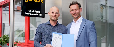 Gerüstbaumeister Tim Steinbrügge (links) mit Prokurist Olaf Böckmann