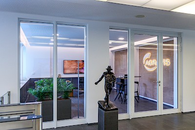 Trennwand aus Aluminiumprofilen mit einer Brandschutzverglasung und integrierter Tür