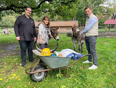Museumsdirektor Dr. Christof Spannhoff (links) freut sich über die Futterspende, die Jeannette Eberz und Ole Dahmen im Namen aller Brückinger symbolisch an die Esel Leni und Merlin übergaben.