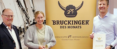 v.l.: Holger Hoffmann, Jacqueline Rath und Christian Spiller freuen sich gemeinsam über die Auszeichnung zur Brückingerin des Monats Oktober.