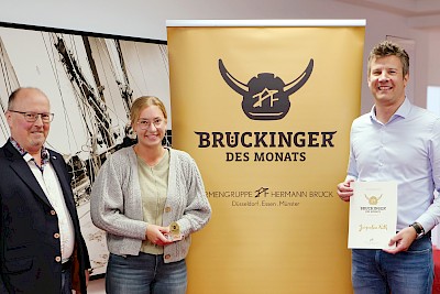 v.l.: Holger Hoffmann, Jacqueline Rath und Christian Spiller freuen sich gemeinsam über die Auszeichnung zur Brückingerin des Monats Oktober.