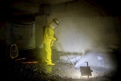 Schadhafte Betonbereiche werden mit Wasserstrahl-Höchstdruck abgetragen.