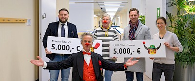 von links: Maximilian Brück (Firmengruppe Brück), Clinic-Clown Christoph Gilsbach, Heide Schomaker (Münster-Tafel e.V.), Olaf Böckmann (Firmengruppe Brück) und Margarita Temming (Kulturbeauftragte UKM)