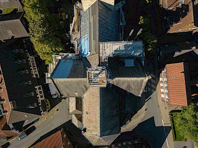 Am Vierungsturm kreuzen sich Längs- und Querschiff der Kirche.