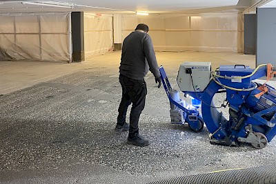 Mithilfe einer Kugelstrahlanlage wird die wichtige Rauigkeit erzielt und die Fläche staubfrei hinterlassen.