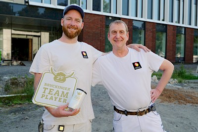 Sebastian Müller und Martin Zepke (v.l.n.r.) freuen sich gemeinsam.