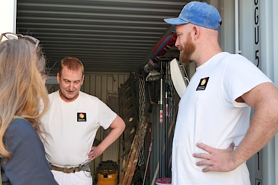 Martin Zepke (2.v.l.) hält eine kleine Lobesrede für den neuen Brückinger Teamplayer!
