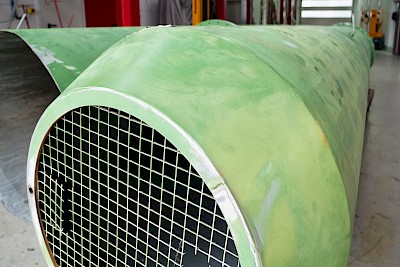 Die angeschliffenen Rohre warten auf die Weiterbearbeitung in der Lackierkabine.