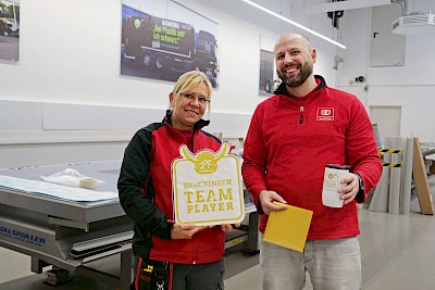 Tanja Frenke wurde von Simon Hartmann zur Brückinger-Teamplayerin geehrt.