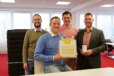 Herzerwärmend waren die Worte, die Teamplayer Heiko Tigges bei seiner Ehrung erhielt …. von links: Timo Bredehorn, Teamplayer Heiko Tigges, Ole Dahmen und Tim Drüner