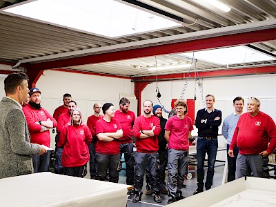 Zu seinem Abschied kamen die Brückinger von L+W zusammen, um Manfred zu würdigen.