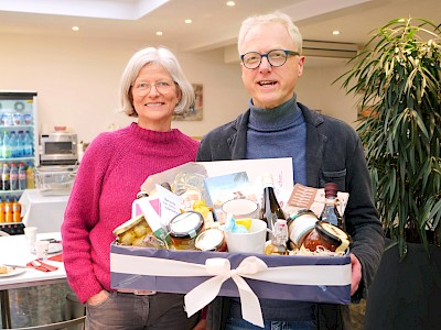 Georg Höing (hier mit seiner langjährigen Kollegin Gerlinde Bringemeier, die ein Erinnerungsalbum der Kollegen erstellt hat).