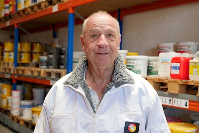 So fühlt er sich wohl – Alfons Jonas in Arbeitskleidung im Lager der Malerbetriebe