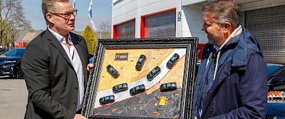 Als Dank für die besondere Bestellung übergab Herr Hartmann ein extra kreiertes Kunstwerk an Oliver Brück.