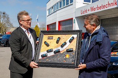Als Dank für die besondere Bestellung übergab Herr Hartmann ein extra kreiertes Kunstwerk an Oliver Brück.