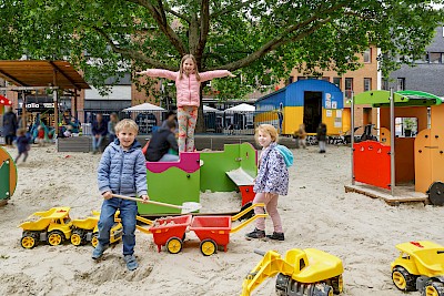 Der Maxi-Sand wurde an den ersten Tagen schon gut genutzt. Danke an die Kinder und deren Eltern, dass wir sie beim Spielspaß fotografieren durften.