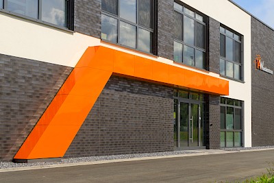 Unübersehbar: Die 13 Meter lange Portalblende in aufmerksamkeitsstarkem Orange.