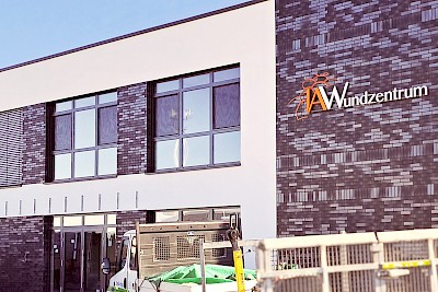 Sogenannte integrierte "Schwerter" tragen die Portalblende.