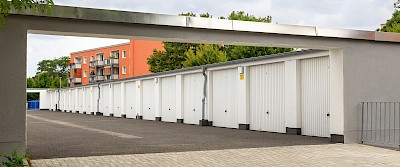 Auch die oberen Einzelgaragen wirken nach der Instandsetzung freundlicher.
