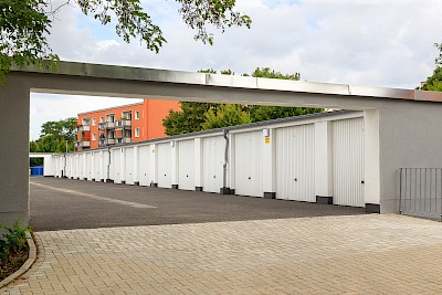 Auch die oberen Einzelgaragen wirken nach der Instandsetzung freundlicher.