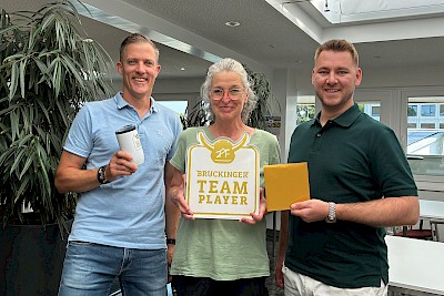 Heiko Tigges (links) und Tim Drüner überraschten Bettina Lefert zusammen mit weiteren Brückingern in der Kantine.
