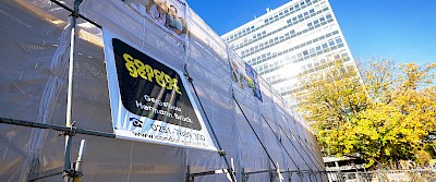 Äußere Stützen festigen an der Glasfassade den soliden Stand des Gerüstes.