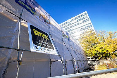 Äußere Stützen festigen an der Glasfassade den soliden Stand des Gerüstes.