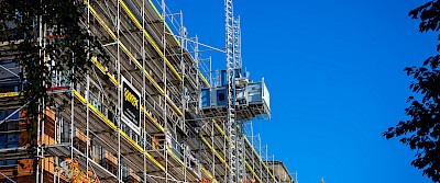 Mit dem Lastenaufzug wurde Material in 20 Meter Höhe befördert.