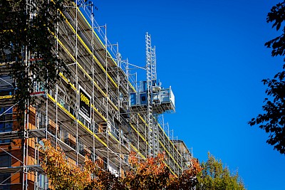 Mit dem Lastenaufzug wurde Material in 20 Meter Höhe befördert.