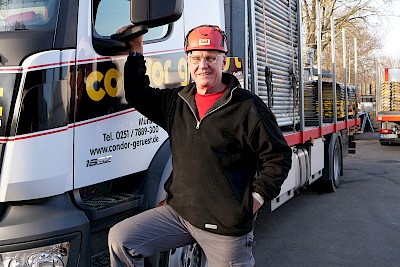 Auch im Rentenalter noch gerne hinterm Steuer „seines" Gerüst-Lkw: Kolonnenführer Andreas Winkler