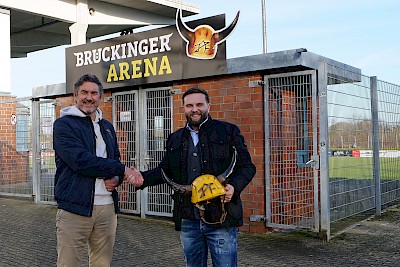 Stefan Grädler und Maximilian Hermann Brück besiegeln die Umbenennung des Gievenbecker Fußballstadions offiziell.