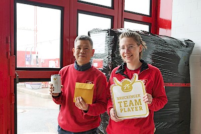 Brückinger Teamplayer Minh Thong Ta und Kyra Pohlmann vor einer frisch von Thong gepackten Palette.