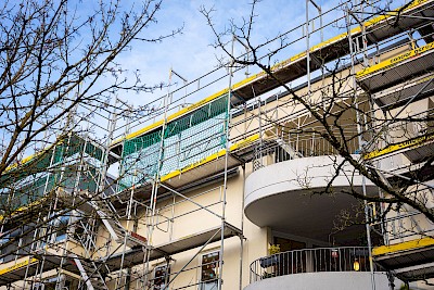 Das Überbauen der großen Balkone erforderte Geschick.