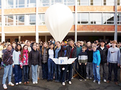 Endlich ist es soweit: Physiklehrerin Dr. Melanie Klein-Bösing und die Nachwuchsforscher freuen sich auf den Start …