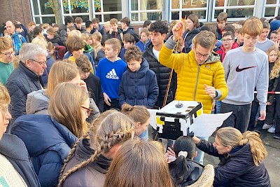 Mit professioneller Begleitung des Unternehmes Stratoflights ging der Ballon in die Höhe …