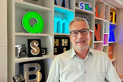 Projektmanager Christian Marnett vor einigen Aussstellungsstücken im L+W-Büro