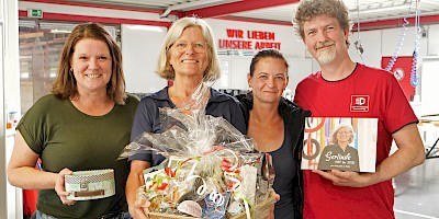 Gerlinde Bringemeier (2. von links) im Kreis ihrer engsten Kolleginnen und Kollegen aus der Grafikabteilung