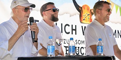 v.l.n.r.: Hermann Brück, Maximilian Brück und Oliver Brück wünschen allen ein schönes Fest.