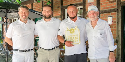 Umringt von drei Generationen Brück: „Brückinger Teamplayer“ Rafael Szybowicz. Von links: Oliver Brück, Maximilian Hermann Brück, Rafael Szybowicz und Hermann Brück