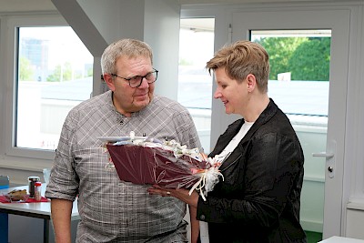 Sandra König-Ditz überreichte Martin Overmann ein Abschiedsgeschenk der Kolleginnen und Kollegen.