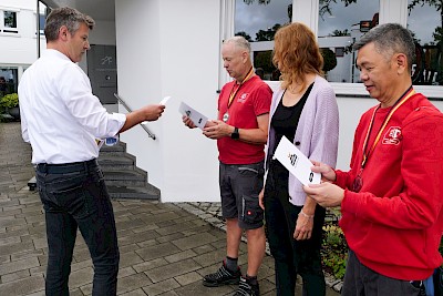 Spielleiter Christian Spiller gratuliert den Gewinnern.