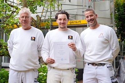 Robert Sikorski, Dorian Gionker und Christoph Linnenbrink (v. l. n. r.) freuen sich über die bestandene Gesellenprüfung.