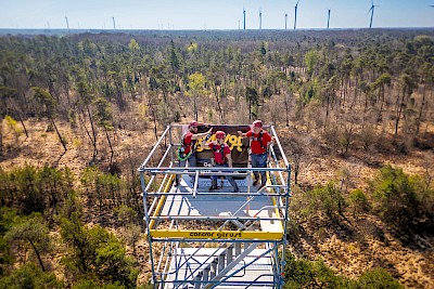 Thomas Schlonsok mit Kollegen auf einem fertig errichteten Gerüstturm